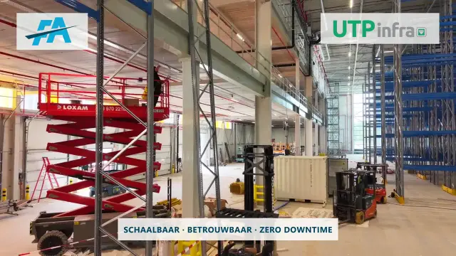 Hoogwerker en stellingen tijdens de netwerkinstallatie