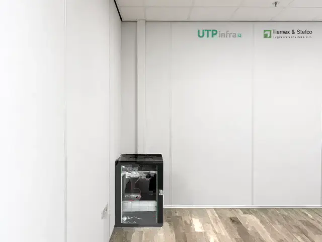 Wandkast installatie bij Tiemex met UTPinfra branding